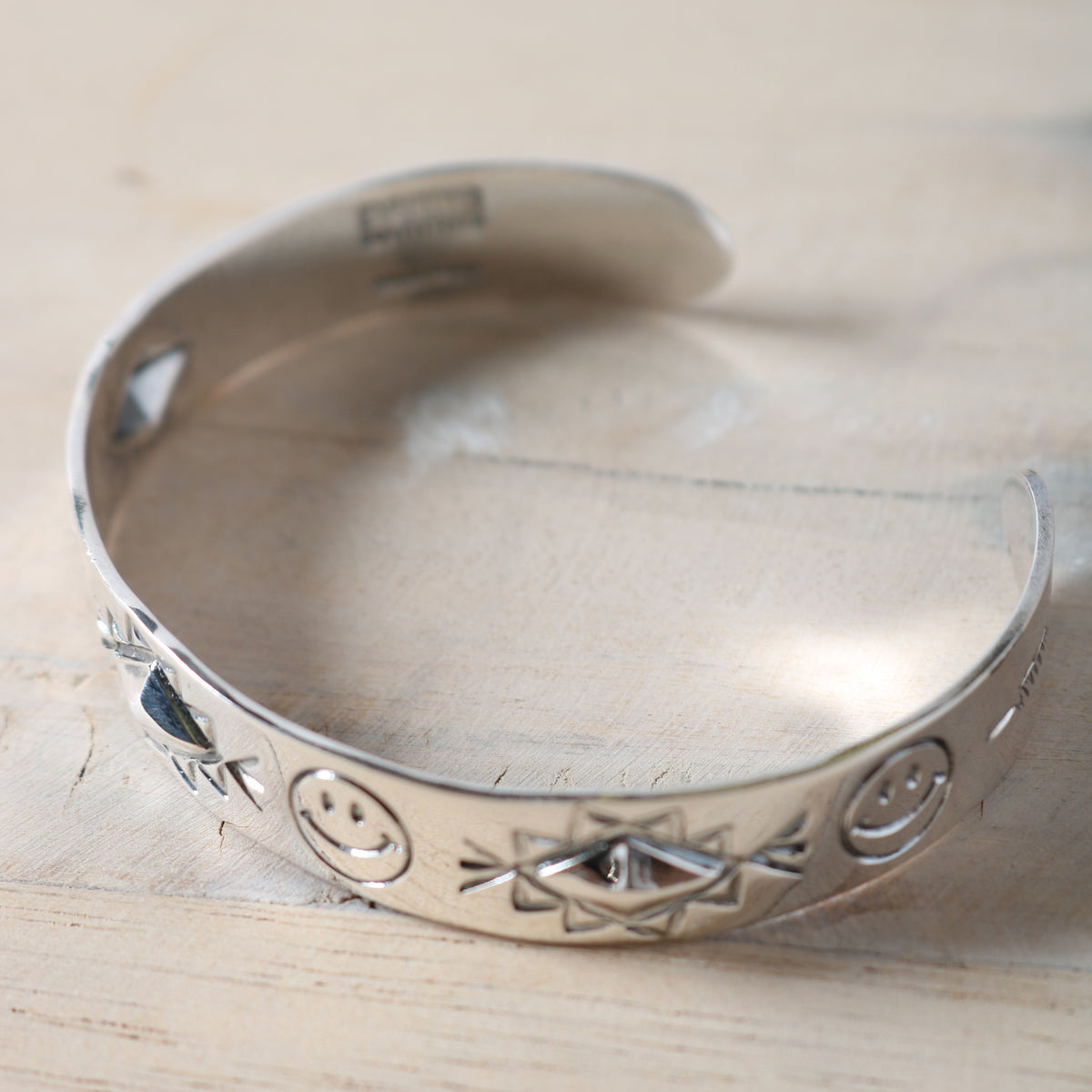 beams●NORTH WORKS●インサイドメッセージバングル NORTH WORKS】Smile Repose Bangle BR-8008W – BARNS OUTFITTERS