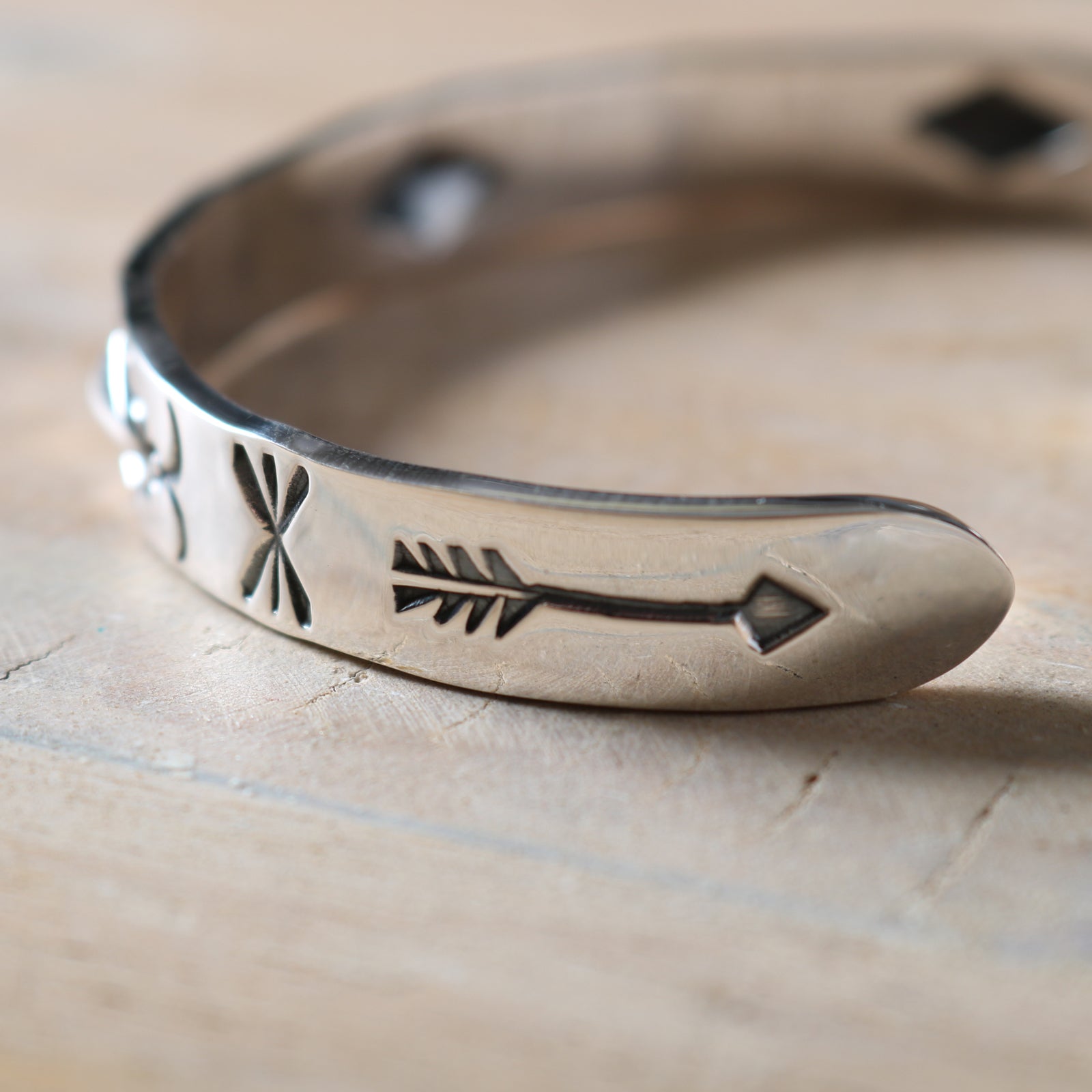NORTH WORKS】Repose Stamp Work Bangle BR-8004W – BARNS OUTFITTERS