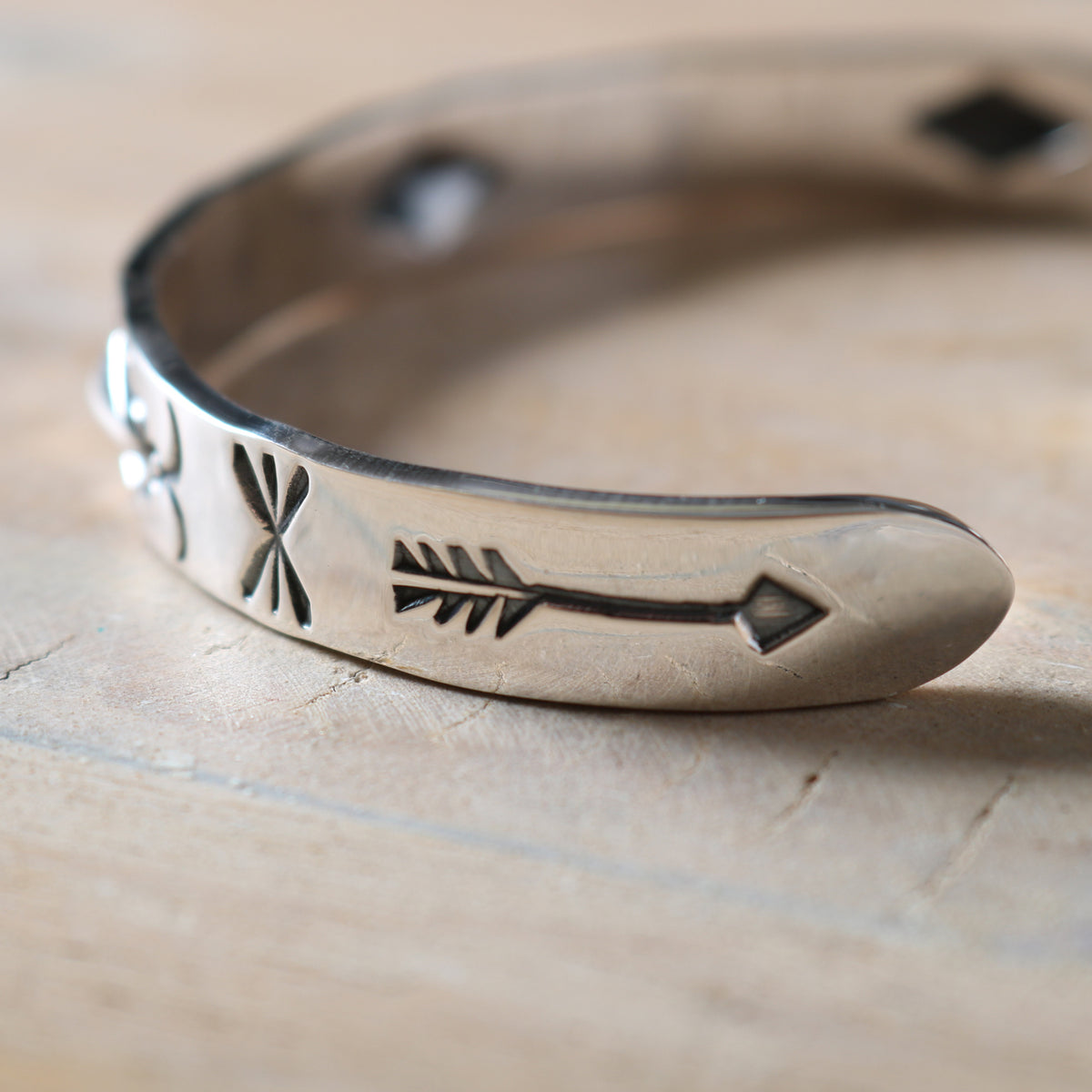 NORTH WORKS】Repose Stamp Work Bangle BR-8004W – BARNS