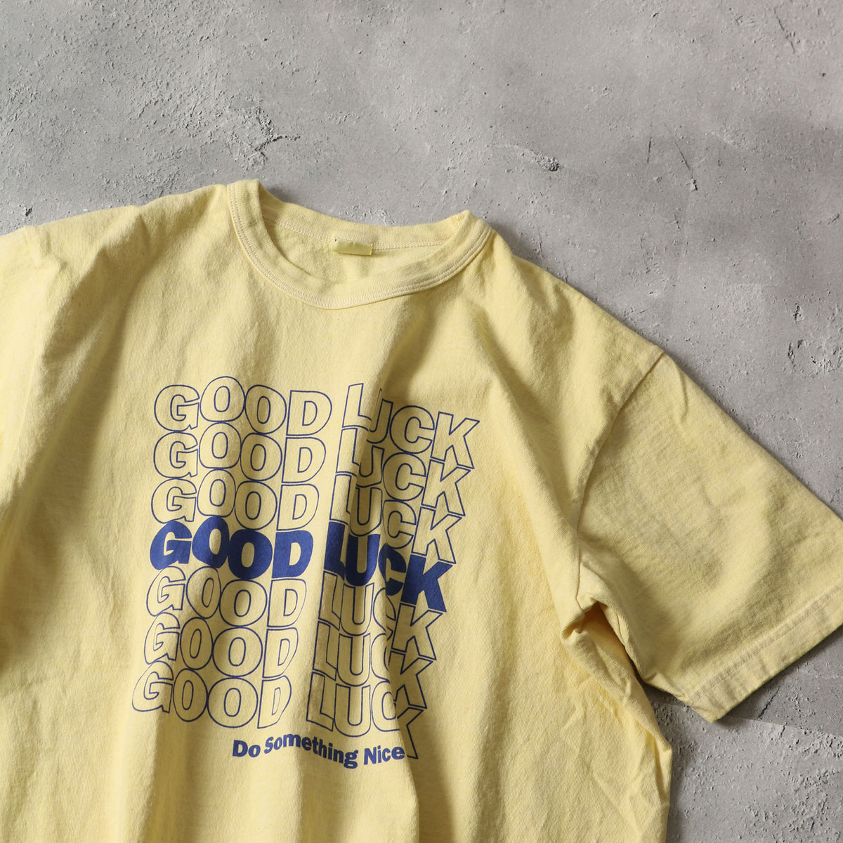 【TUBE TEES】ピグメント 丸胴 プリント Tシャツ 〈GOOD LUCK