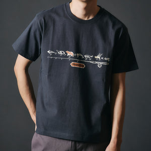 
                  
                    画像をギャラリービューアにロードします16/- Sellout S/S Print T-shirt【Artificial bait】BR-25303
                  
                