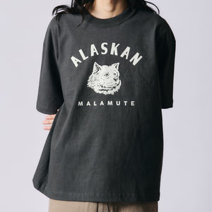 
                  
                    画像をギャラリービューアにロードします10/- Heavyweight Crossover Neck S/S Print T-shirt【ALASKAN MALAMUTE】BR-25218
                  
                
