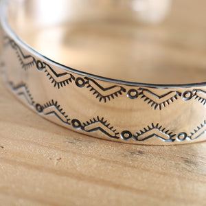 
                  
                    画像をギャラリービューアにロードします【NORTH WORKS】Geometry Stamp Bangle BR-8464
                  
                