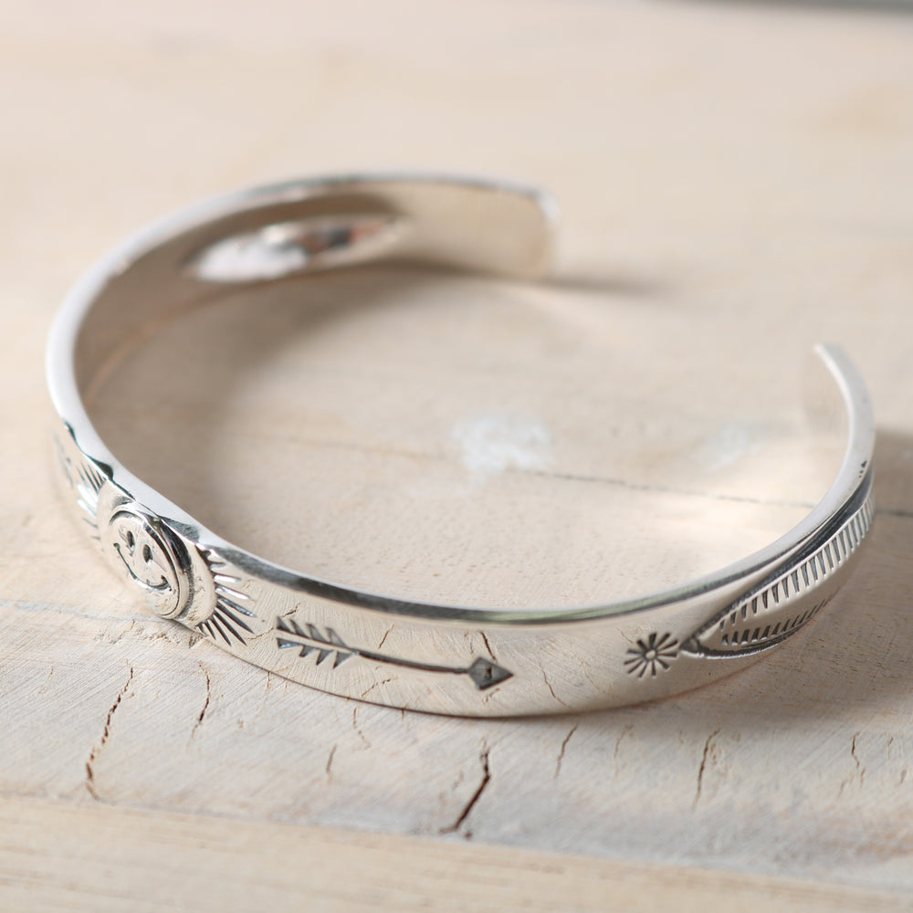 
                  
                    画像をギャラリービューアにロードします【NORTH WORKS】Smile Arrow Bangle BR-8006W
                  
                
