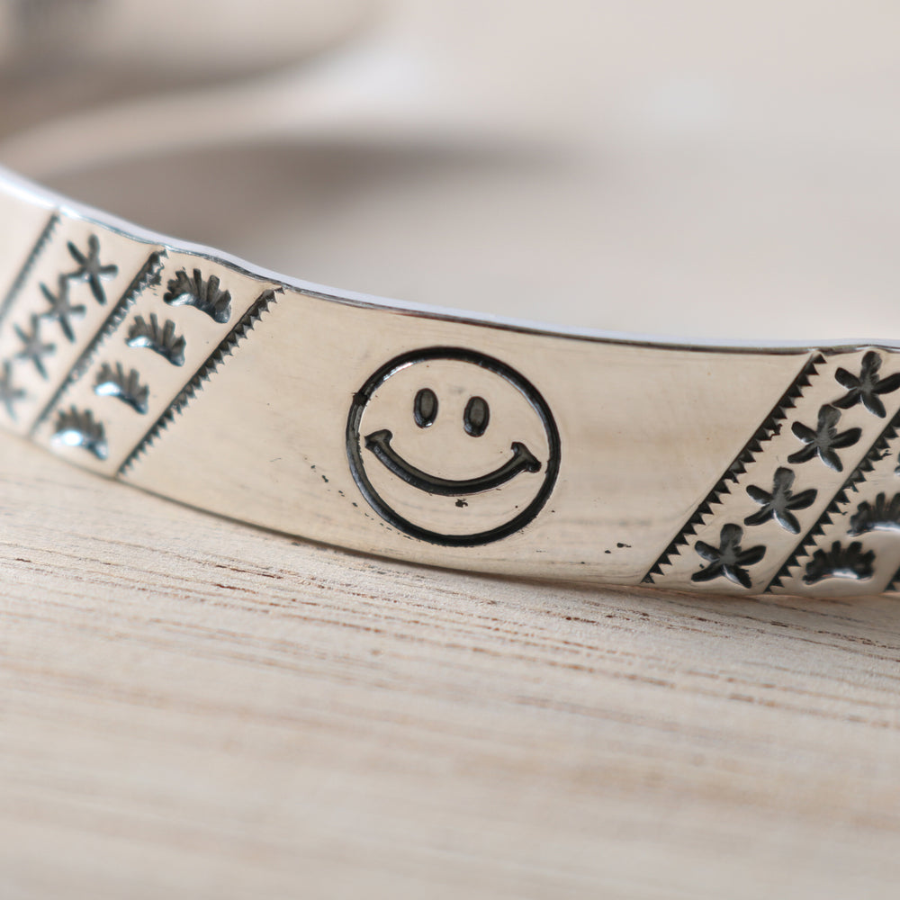 
                  
                    画像をギャラリービューアにロードします【NORTH WORKS】Smile Stamp Bangle BR-8007W
                  
                