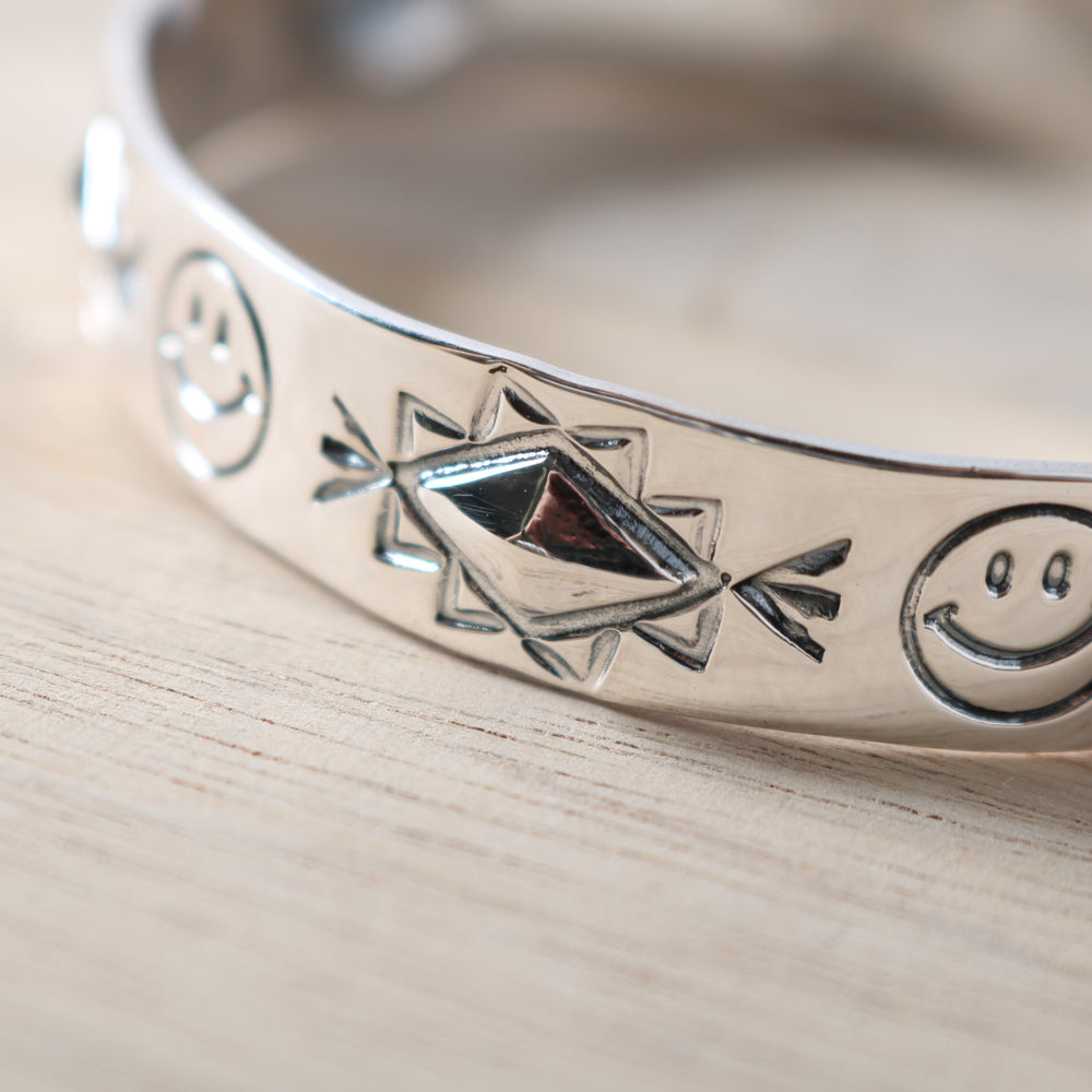 
                  
                    画像をギャラリービューアにロードします【NORTH WORKS】Smile Repose Bangle BR-8008W
                  
                