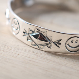 
                  
                    画像をギャラリービューアにロードします【NORTH WORKS】Smile Repose Bangle BR-8008W
                  
                