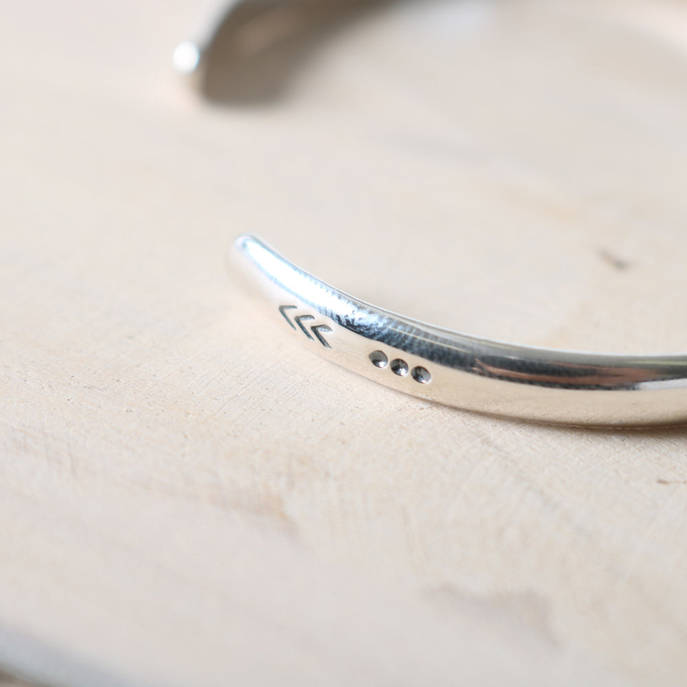 
                  
                    画像をギャラリービューアにロードします【NORTH WORKS】3 Eyes Arrow Bangle BR-8012W
                  
                