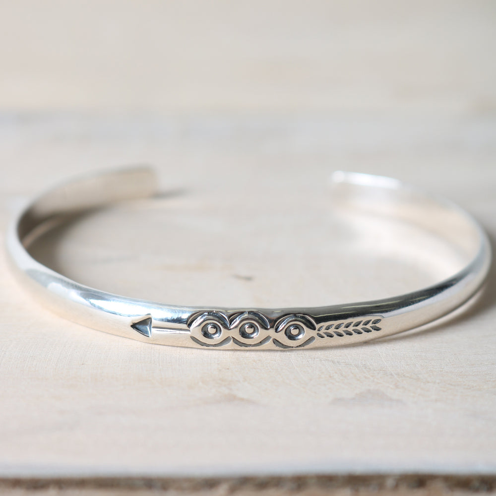 
                  
                    画像をギャラリービューアにロードします【NORTH WORKS】3 Eyes Arrow Bangle BR-8012W
                  
                