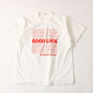 
                  
                    画像をギャラリービューアにロードします【TUBE TEES】ピグメント 丸胴 プリント Tシャツ 〈GOOD LUCK〉
                  
                