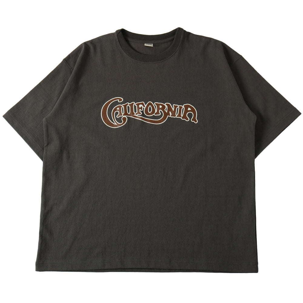 
                  
                    画像をギャラリービューアにロードします10/- Heavyweight Crossover Neck S/S Print T-shirt【CALIFORNIA】BR-25217
                  
                
