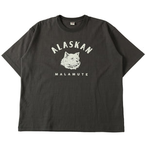 
                  
                    画像をギャラリービューアにロードします10/- Heavyweight Crossover Neck S/S Print T-shirt【ALASKAN MALAMUTE】BR-25218
                  
                