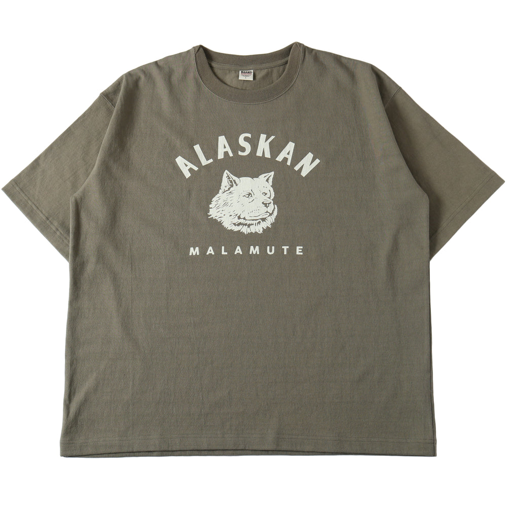 
                  
                    画像をギャラリービューアにロードします10/- Heavyweight Crossover Neck S/S Print T-shirt【ALASKAN MALAMUTE】BR-25218
                  
                
