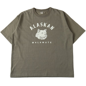 
                  
                    画像をギャラリービューアにロードします10/- Heavyweight Crossover Neck S/S Print T-shirt【ALASKAN MALAMUTE】BR-25218
                  
                